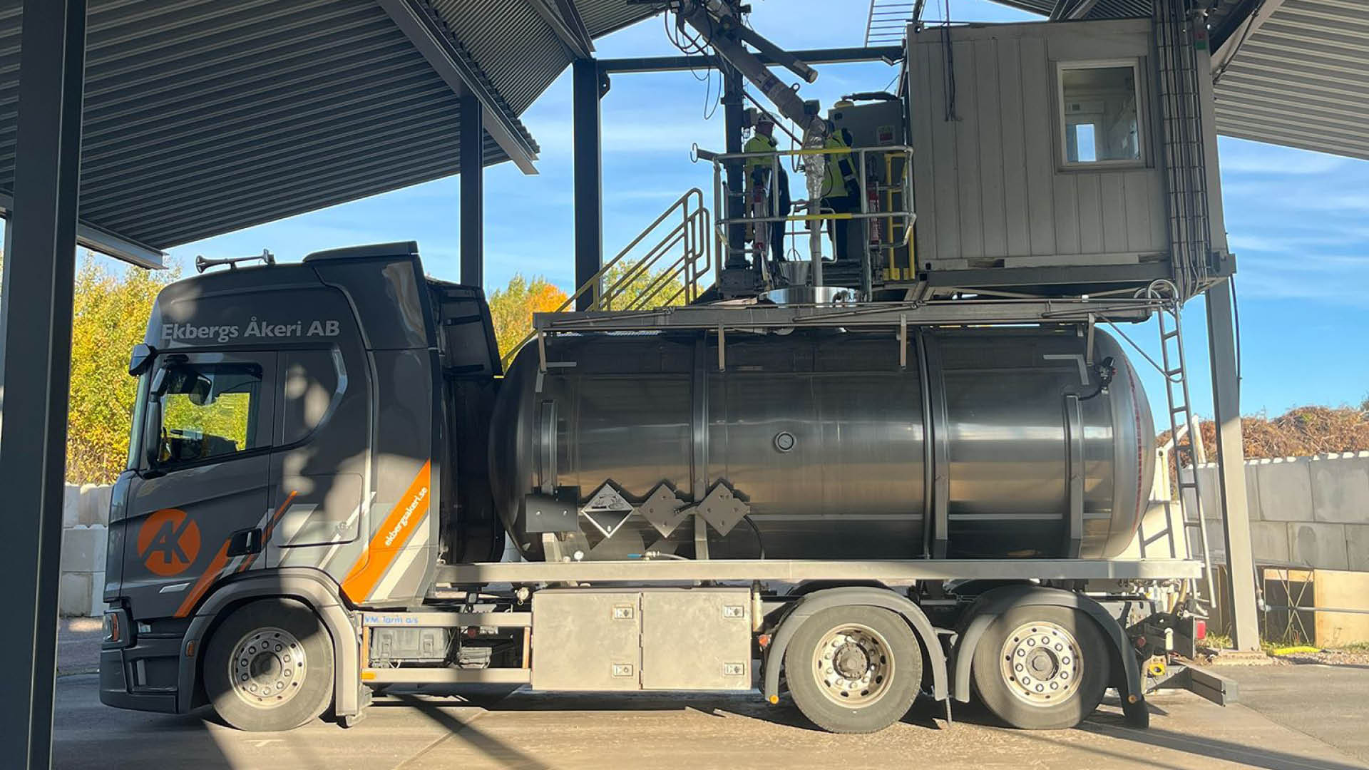 Kemikaliepåfyllning vid Kemtrans terminal i Norrköping. Här levererar TopFuel, MCD:s systerföretag, system för automatisk lastning av kemikalieordrar — dygnet runt, utan att en chaufför behöver vänta in personal.