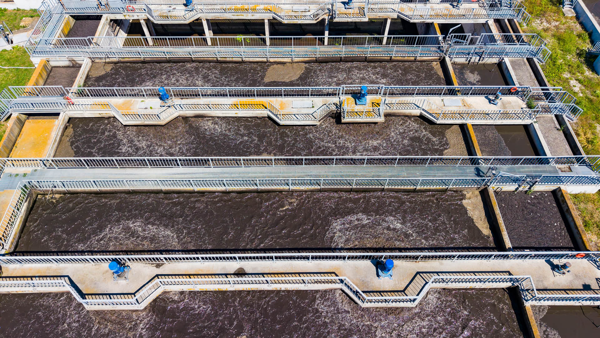 Flygfoto över ett reningsverk. Anläggningar i den här storleken har typiskt 4–6 kemikalietankar — ibland från flera olika leverantörer med egna påfyllningsrutiner.